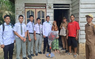OSIM MAN 2 Labura Tebar Kepedulian, Salurkan Donasi bagi Lansia Korban Kemalingan