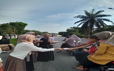 Berbagi Takjil : Siswa MAN 2 Labura Wujudkan Nilai Kepedulian Sosial