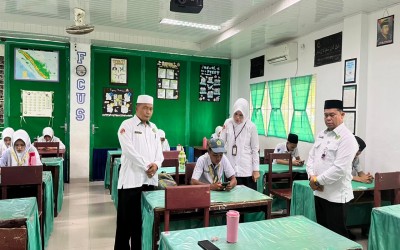 Monitoring UM Hari Ketiga di MAN 2 Labura, Kakan Kemenag: Jaga Integritas dan Kejujuran Ujian