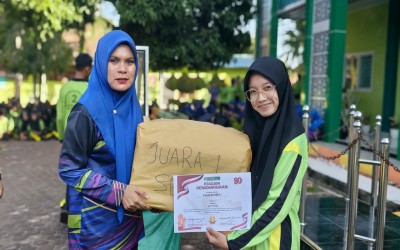 Serahkan Hadiah Lomba HUT ke-80 RI, Kamad Berpesan Terus Jaga Semangat Nasionalisme